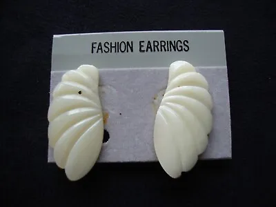 VINTAGE 1970s CHINESE NATURAL CARVED SEASHELL FAN GOLD TONE CLIP EARRINGS • $2.99