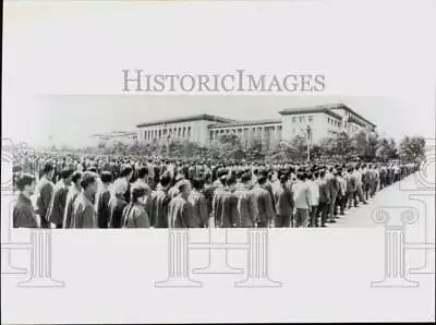 1976 Press Photo Chairman Mao Mourners Gather At Great Hall Of The People. • $16.88