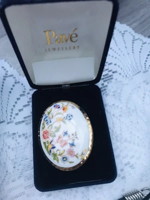 Stunning Vintage Retro Porcelain Painted Vintage Brooch • £12.45