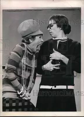 1967 Press Photo Martha Raye & Carol Burnett On Burnett Hour - Hcp76905 • $19.99