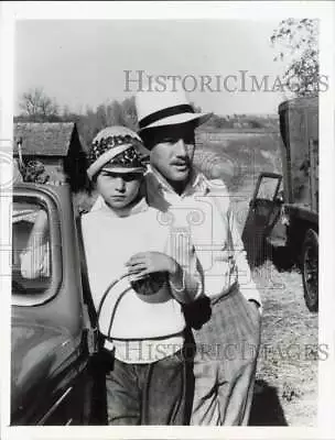 1972 Press Photo Actor Ryan O'Neal & Daughter Tatum O'Neal In  Paper Moon  • $19.88