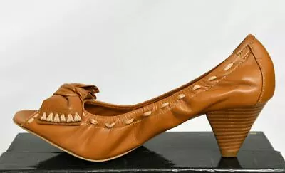 NIB B Makowsky East Brown Leather Stitched Bow Pumps 8.5 • $20