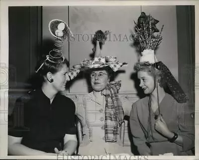 1945 Press Photo J.M. Tindall Mrs. Mildred Plutz And Mrs. M. Davis • $19.99