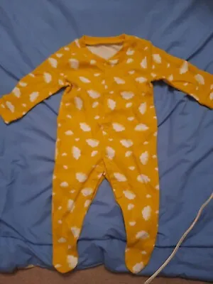 £1 • Buy Unisex Babygrow / Sleepsuit Yellow With Clouds 0-3 Months Never Worn (13)