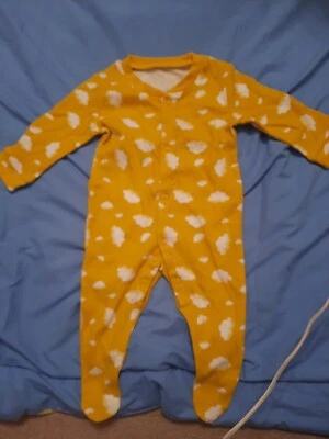 £1 • Buy Unisex Babygrow / Sleepsuit Yellow With Clouds 0-3 Months Never Worn (13)