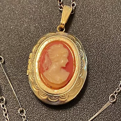 Vintage Necklace Gold Toned Oval Locket Pendant With Pink White Cameo • $12.50