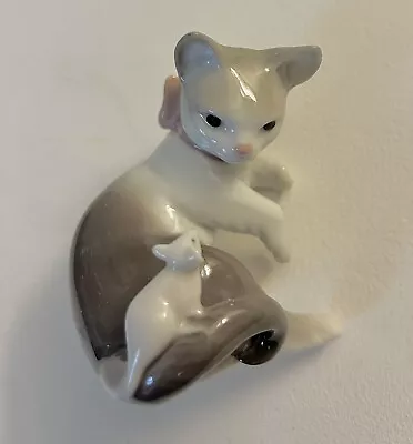 Vintage Lladro Porcelain Cat And Mouse Figurine 3.25  • $32.50