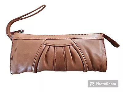 JUNIOR DRAKE Preowned Soft Pleated Tan Leather Zip Wristlet  • $14.99