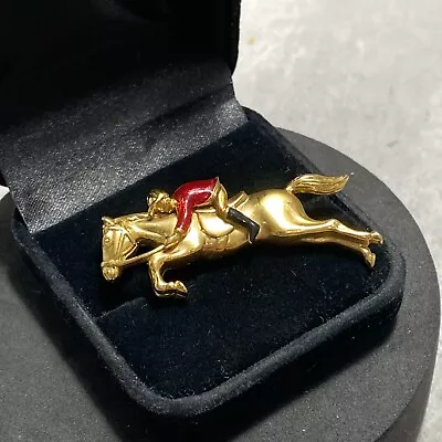 VINTAGE Horse Riding Brooch Gold Tone Show Jumping Retro Lapel Pin Pretty • £9.99