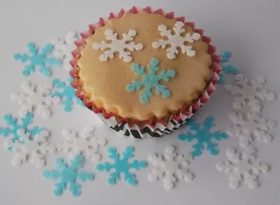 £2.99 • Buy 50 Edible Snowflake Cupcake / Cake Toppers Wafer / Rice Paper Decoration 