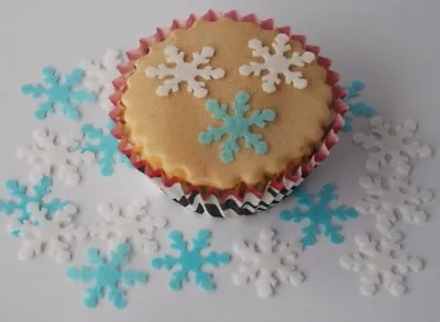 50 Edible Snowflake Cupcake / Cake Toppers Wafer / Rice Paper Decoration  • £2.99