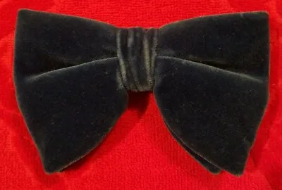 1970's VINTAGE CLIP-ON BOW TIE BLUE VELVET • $14.95