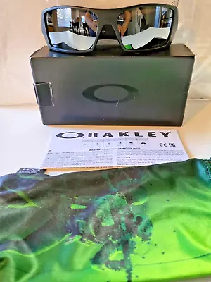 Oakley 03-473 Gascan Matte Rectangular Sunglasses 60mm - Black/Gray • $119