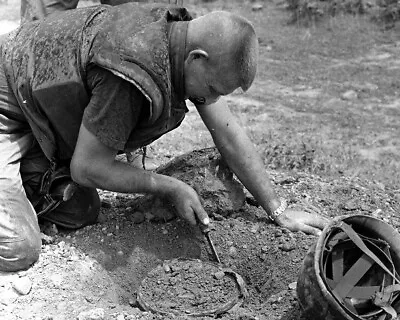 U.S. Marine Digs Out Enemy Mine Near Dong Ha 8x10 Vietnam War Photo 789 • $8.95