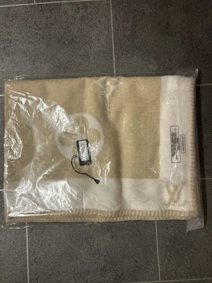£349.99 • Buy Louis Vuitton Plaid Monogram Flowers Cashmere Wool Blanket - BNWT - RRP £810