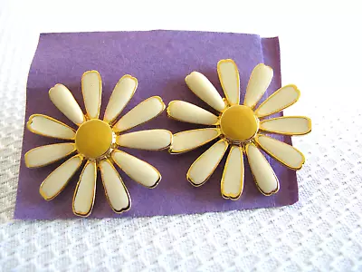 Womens Vintage Enamel Over Metal Off White Yellow Daisy Pierced Stud Earrings • $6.99