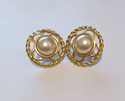 Vintage 80s Faux Pearl Stud Earrings • £7.99