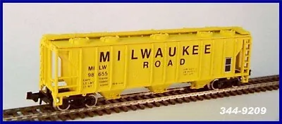 JnJ TRAINS RTR #9209 MILW 47' 3 BAY YELLOW W/CASE END MARKINGS • $10