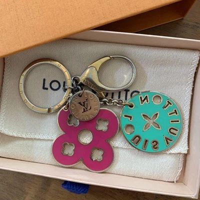 $155 • Buy Authentic Louis Vuitton Key Ring Porte-Clé Looping Bag Charm M66006 With Box