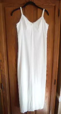 Vintage 1970s SIZE 34 Vassarette Munsingwear White Full Length Long Nylon Slip • $8.95