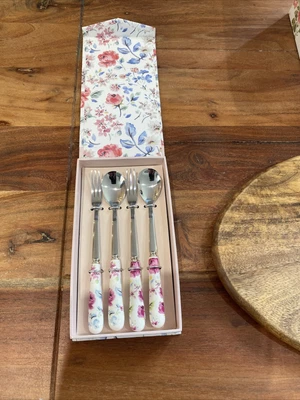 £20 • Buy Cath Kidston Rare Cake Cutlet Set  (Floral )