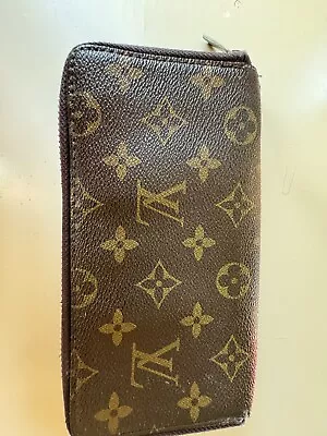 Authentic Louis Vuittons Zippy Wallet Monogram. Poor Condition . • £100
