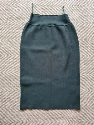 $110 • Buy Scanlan Theodore Crepe Knit Bottle Green Skirt. Size Large