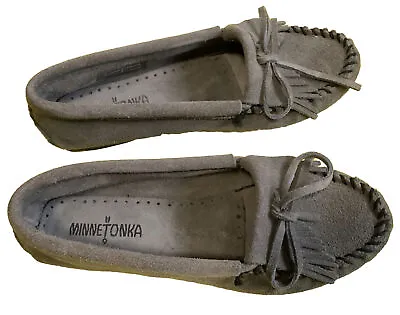 *Minnetonka 409 Moccasins Kilty Hardsole Sz 8 Gray Suede Slip On Fringe Shoes • $18