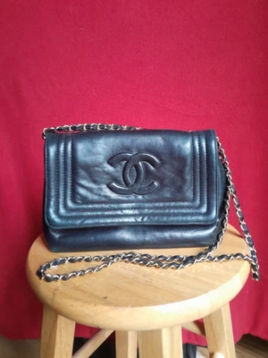 $1200 • Buy Vintage Lambskin Chanel Shoulder Bag