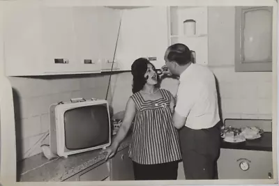 Vintage Circa 1960´s Real People Photo Kitchen Scene Wife Avocado Argentina RPPC • £9.52