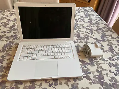 2010 Apple MacBook (Unibody) 13.3  2.4 GHz C2D 8GB DDR3 1TB HDD (Grade C/D) • £160