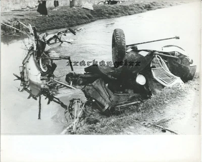 £6.80 • Buy Original Vietnam War Press Photo № 019, Viet Cong Mines Kill 54, Damaged Car