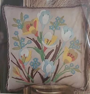 VOGART CREATIVE STITCHERY Crewel Kit 891-A Cheerie Crocus 13 X 13 Pillow • $12.99