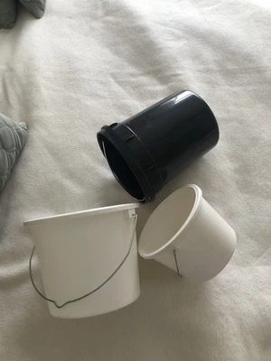 £2 • Buy 3 Sml Decoartors Paint Pot Buckets