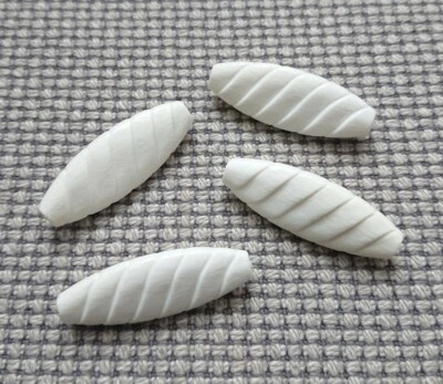 £2.50 • Buy 4 Vintage White Plastic Toggle Duffle Coat Cardigan Buttons Fasteners 39mm