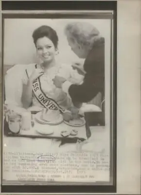 1973 Press Photo Philippina Margarita Moran/Miss Universe/Diamond Necklace • $19.99