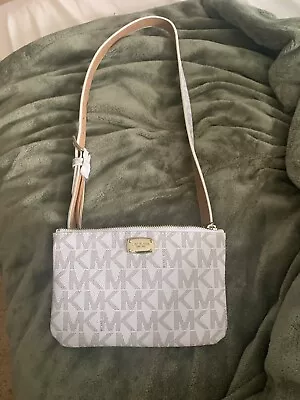 Michael Kors Crossbody Purse • $2.80