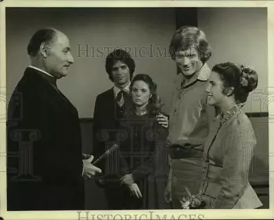 Press Photo Actors Dean Butler And Melissa Gilbert With Co-Stars In Scene • $19.99