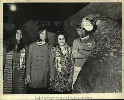 Press Photo Miss Teenage America Contestants Visit Seal In Fort Worth Texas • $19.99