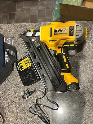 DEWALT DCN692N XR 18V Brushless Framing Nailer With Battery Bag & Charger • £100