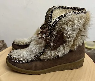 Vintage Faux Fur Lined Suede Brown Boots Sherpa Lace Up Sz. 10 Wns. Snowland EUC • $29.99