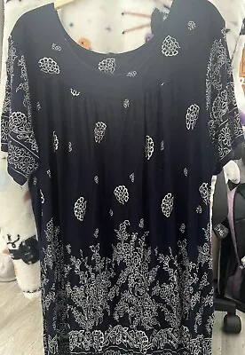 Ladies Pretty Navy & White Floral Long Line Top In Good Condition - Size 22-24 • £0.99