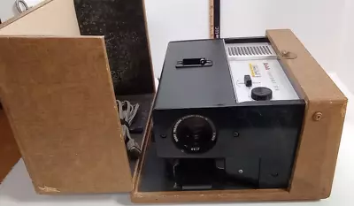 Vintage Kodak Cavalcade 520 Slide Projector With Hard Carrying Case (Turns On) • $44.99