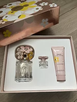 Marc Jacobs Daisy Eau So Fresh EDT Gift Set 75ml With 75ml Body Lotion & 4ml EDT • £69.99