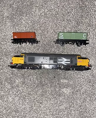 Hornby Class 37 Freight Locomotive With Freight Carts • £20