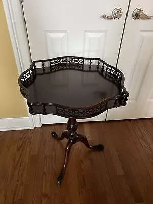 Very Beautiful Round Mahogany Lamp Table • $380