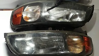 2001 VOLVO V70XC PASSenger.& DRIVER SIDE HEADLIGHT With Wiper • $200