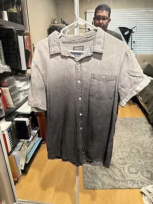 Men’s Modern Amusement Short Sleeve Shirt Size L • $15