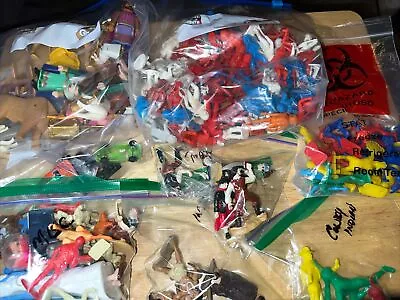 Lot Of 200+ Vintage Minature Toy Figures Early As 1960’s  Marx Spacemen And More • $15.17