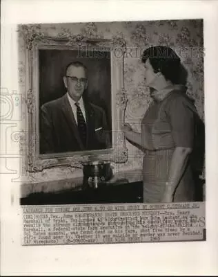 1965 Press Photo Mrs. Henry Marshall Views Portrait Of Husband In Bryan Texas • $15.99